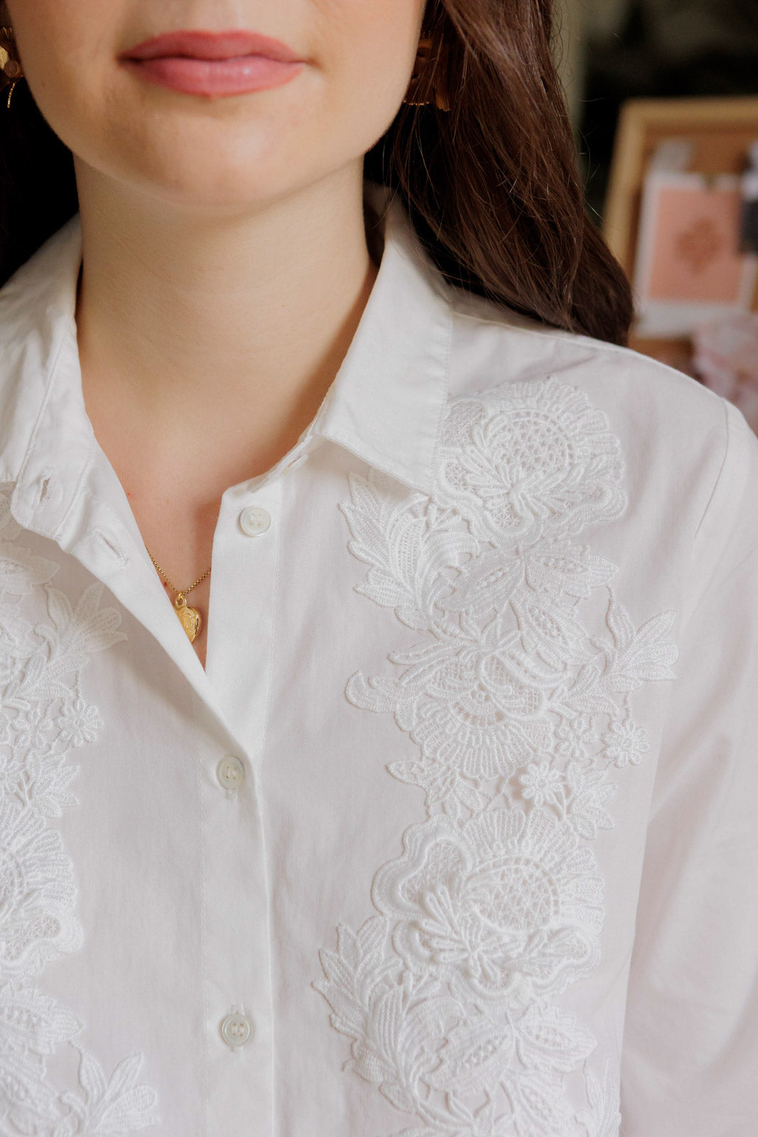 Petite-and-so-what-chemise-blanche-femme-petite-broderie-victoire
