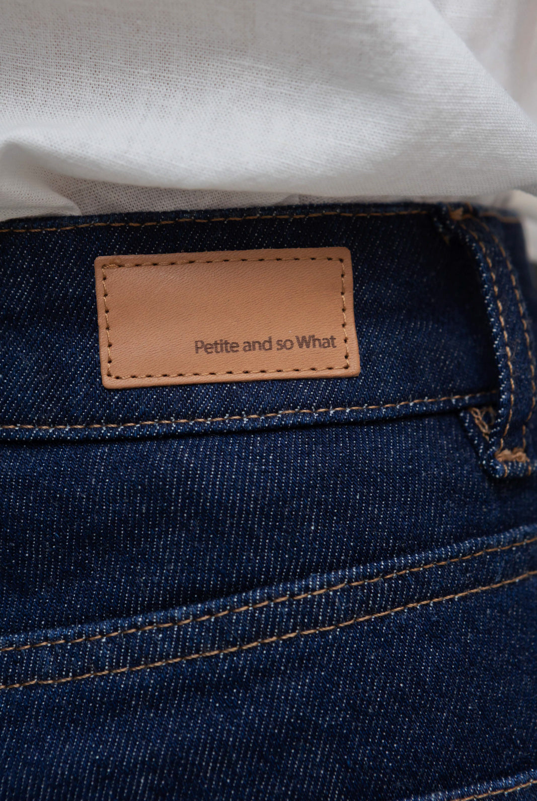 Petite-and-so-what-jean-mom-bleu-brut-indigo-femme-petite-lisa
