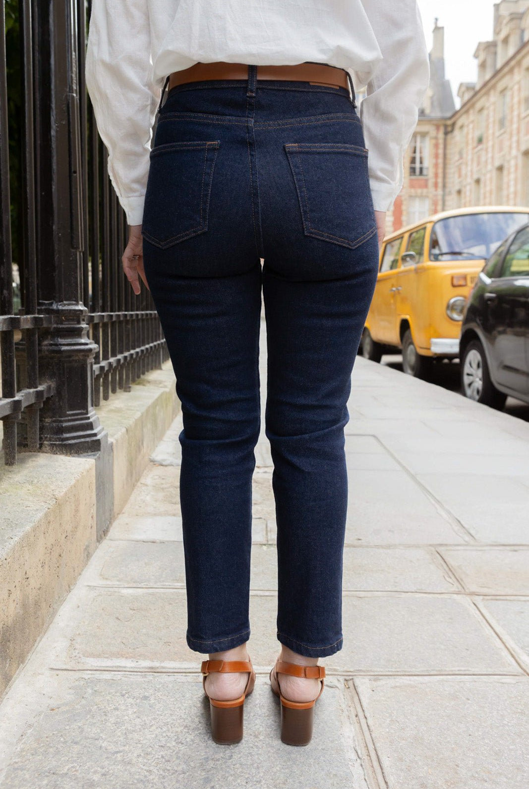 Petite-and-so-what-jean-mom-bleu-brut-indigo-femme-petite-lisa