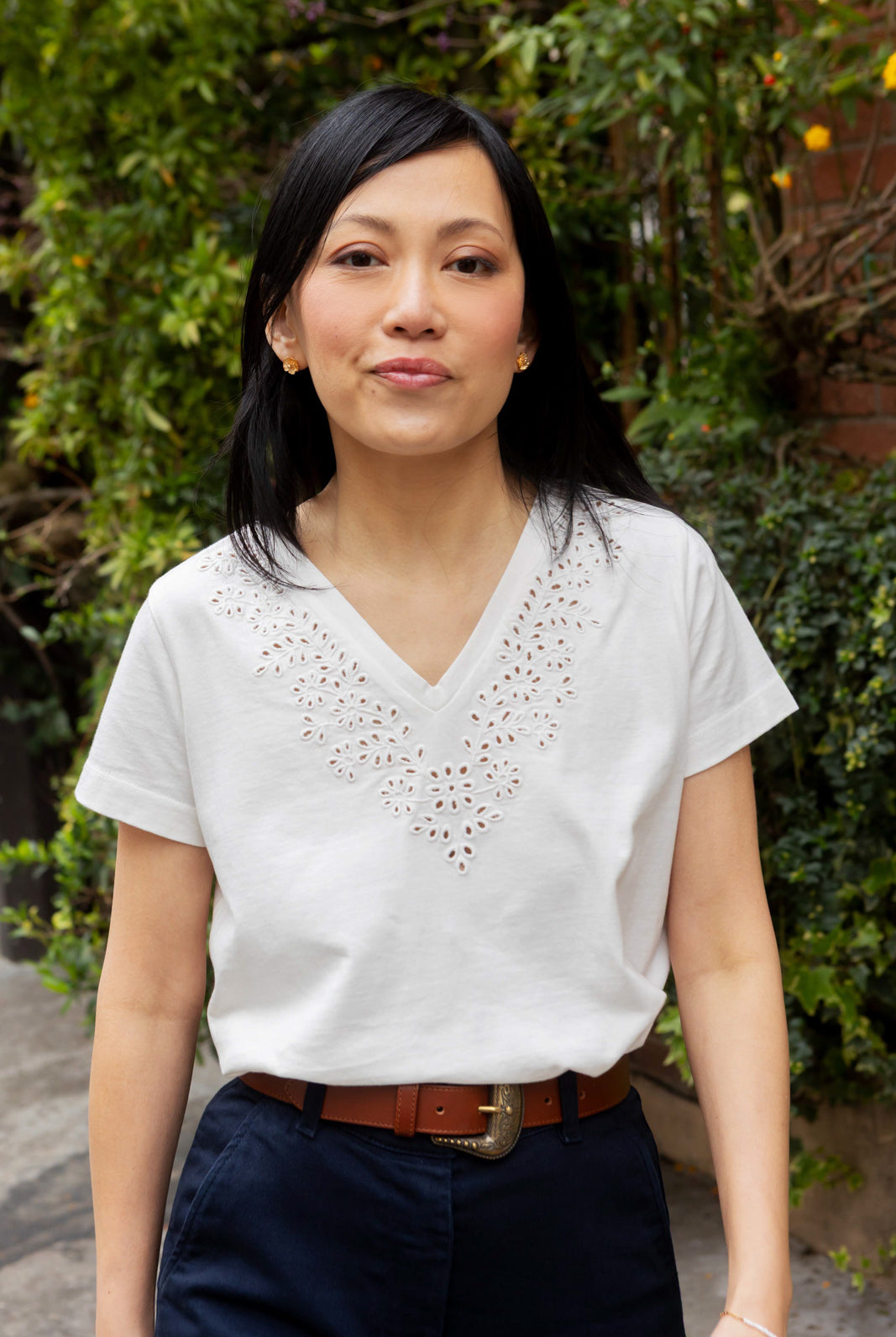 Petite-and-so-what-tee-shirt-broderie-blanc-ecru-femme-petite-col-v-elinor