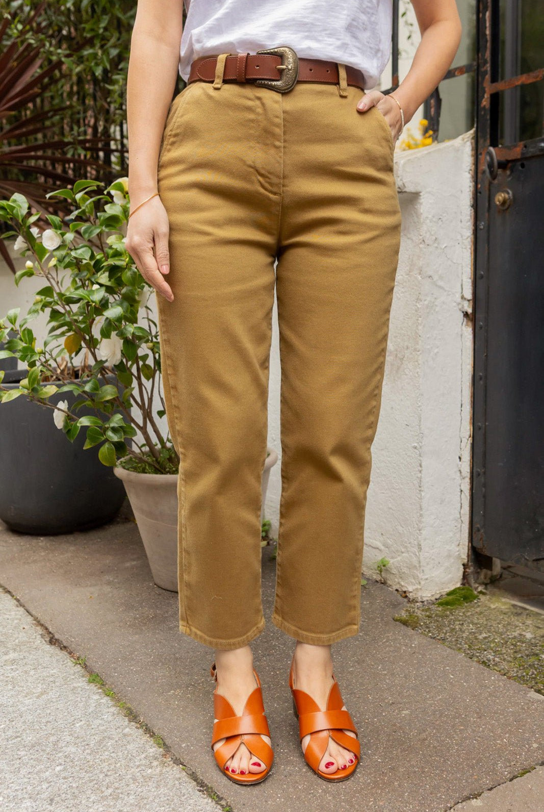 Petite-and-so-what-pantalon-droit-chino-femme-petite-bronze-tess