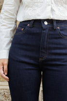 Petite-and-so-what-jean-flare-evase-femme-petite-indigo-ambre