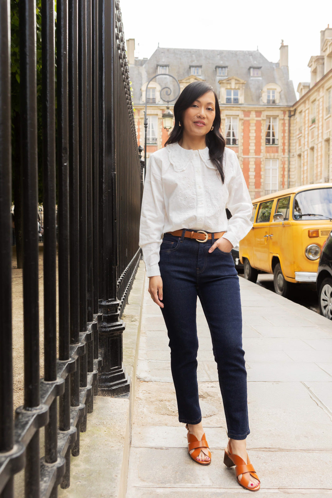 Petite-and-so-what-jean-mom-bleu-brut-indigo-femme-petite-lisa