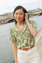 Petite-and-so-what-blouse-olga-femme-petite-fleuri-kaki-col-tailleur