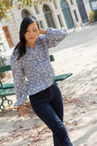 Petite-and-so-what-chemise-motif-fleuri-bleu-femme-petite