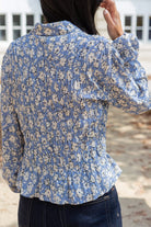 Petite-and-so-what-chemise-motif-fleuri-bleu-femme-petite