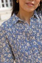 Petite-and-so-what-chemise-motif-fleuri-bleu-femme-petite