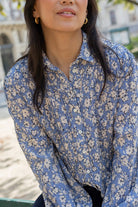 Petite-and-so-what-chemise-motif-fleuri-bleu-femme-petite