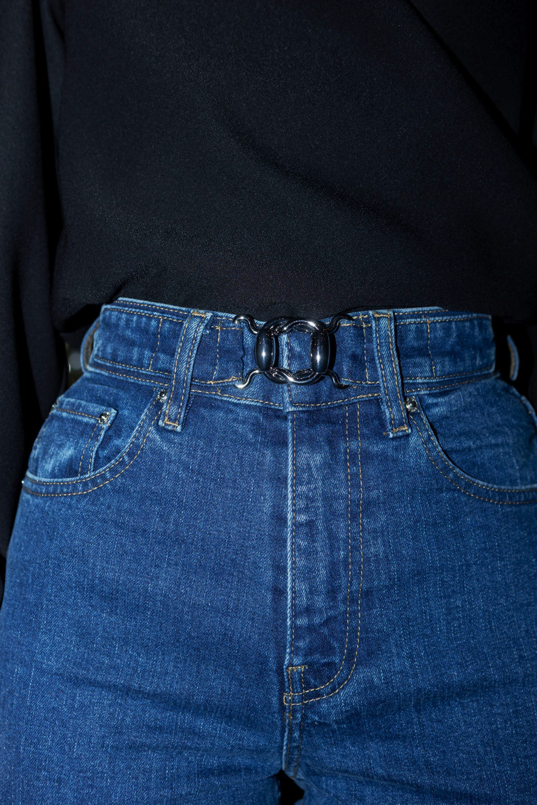 Petite-and-so-what-jean-bleu-large-boucle-argent-femme-petite