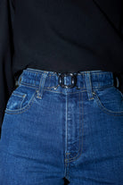 Petite-and-so-what-jean-bleu-large-boucle-argent-femme-petite