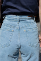 Petite-and-so-what-jean-large-bleu-clair-lien-femme-petite