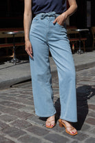 Petite-and-so-what-jean-large-bleu-clair-lien-femme-petite