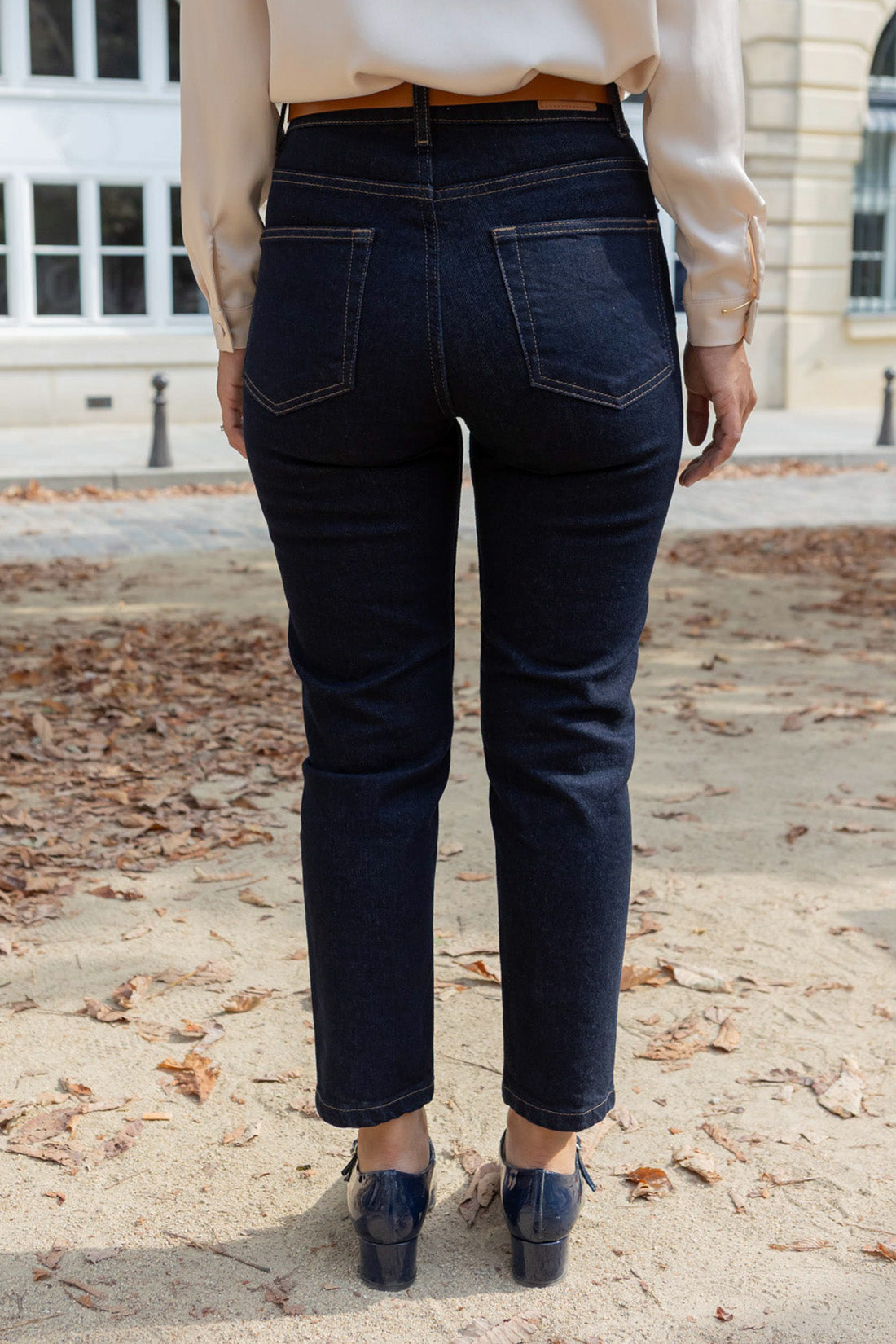 Petite-and-so-what-jean-mom-bleu-brut-femme-petite