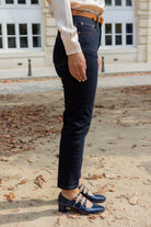 Petite-and-so-what-jean-mom-bleu-brut-femme-petite