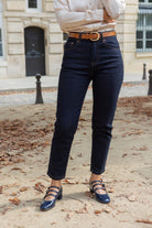 Petite-and-so-what-jean-mom-bleu-brut-femme-petite