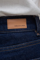 Petite-and-so-what-jean-mom-bleu-brut-indigo-femme-petite-lisa