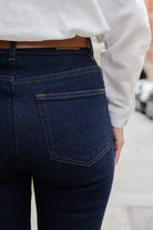 Petite-and-so-what-jean-mom-bleu-brut-indigo-femme-petite-lisa