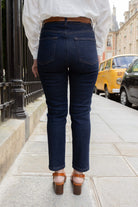 Petite-and-so-what-jean-mom-bleu-brut-indigo-femme-petite-lisa