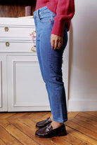 Petite-and-so-what-jean-mom-bleu-denim-ajustee-femme-petite-lisa