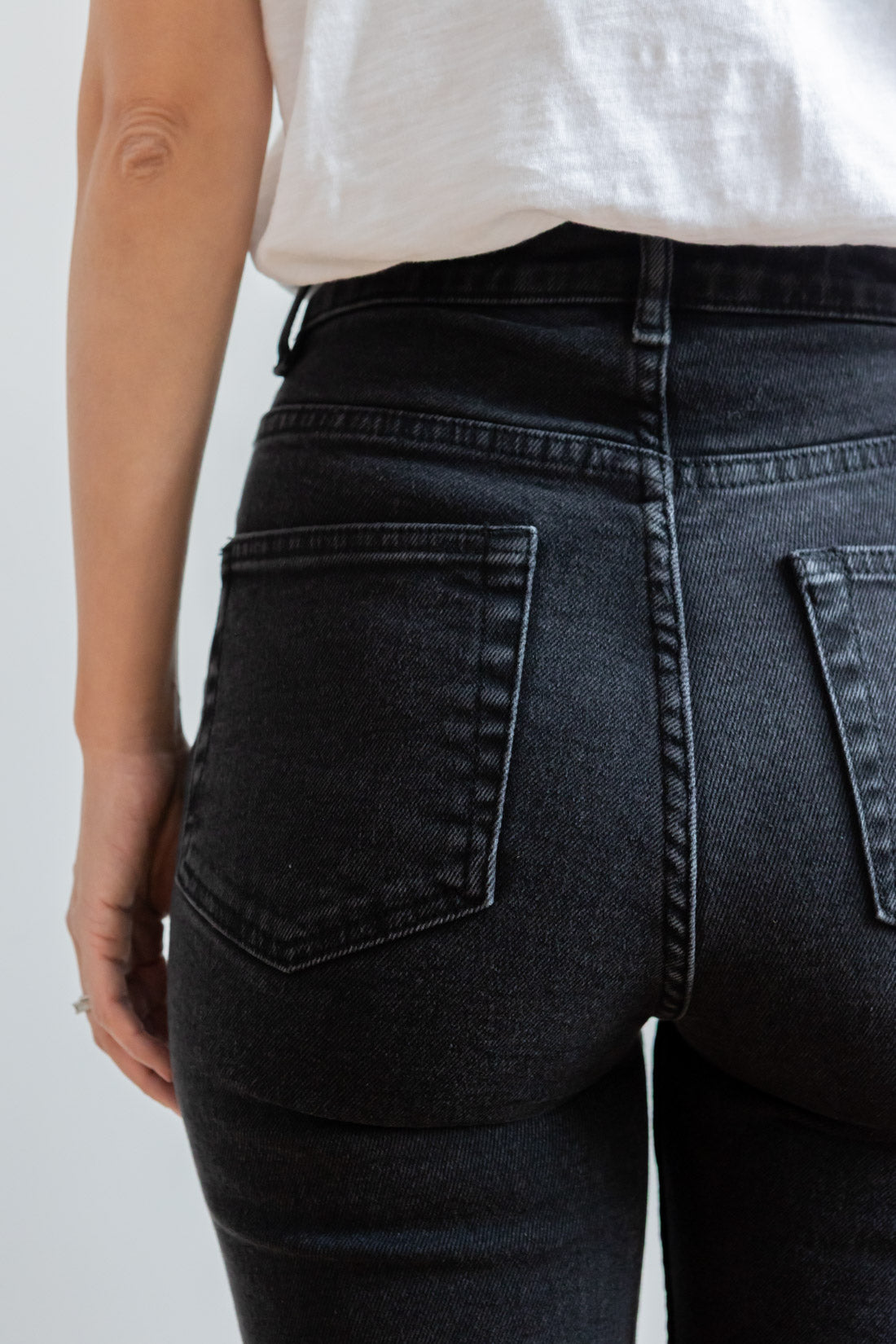 Petite-and-so-what-jean-mom-noir-femme-petite-camila