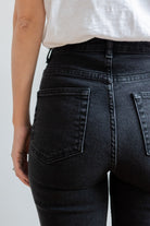 Petite-and-so-what-jean-mom-noir-femme-petite-camila