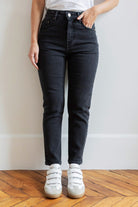 Petite-and-so-what-jean-mom-noir-femme-petite-camila