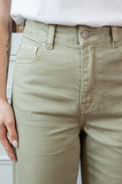 Petite-and-so-what-jean-wide-leg-large-femme-petite-kaki-pauline