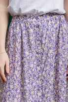 Petite-and-so-what-jupe-fleurie-violette-mi-longue-violette