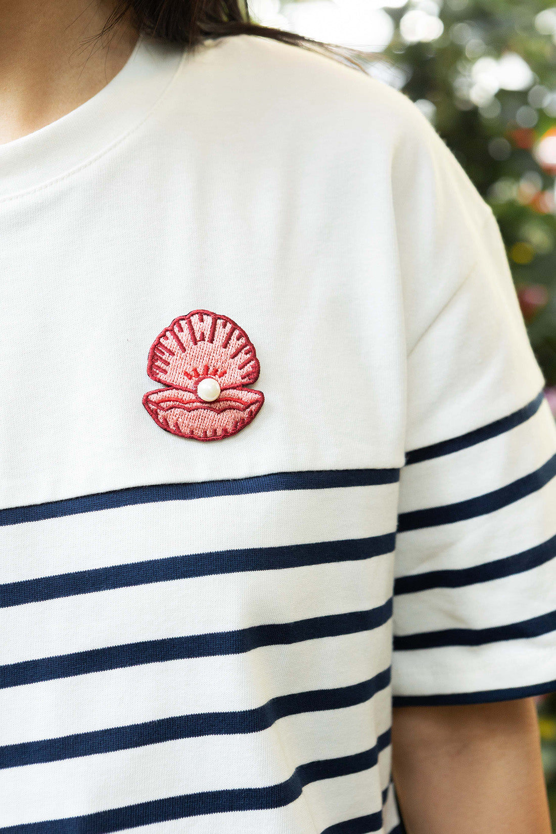 Petite-and-so-what-mariniere-broche-coquillage-femme-petite