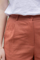 Petite-and-so-what-pantalon-chino-femme-petite-terracotta-judy