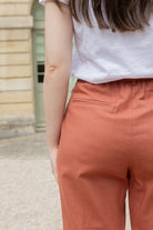 Petite-and-so-what-pantalon-chino-femme-petite-terracotta-judy