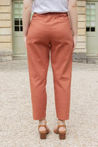 Petite-and-so-what-pantalon-chino-femme-petite-terracotta-judy