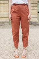 Petite-and-so-what-pantalon-chino-femme-petite-terracotta-judy