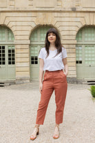 Petite-and-so-what-pantalon-chino-femme-petite-terracotta-judy