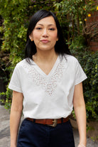 Petite-and-so-what-tee-shirt-broderie-blanc-ecru-femme-petite-col-v-elinor