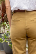 Petite-and-so-what-pantalon-droit-chino-femme-petite-bronze-tess