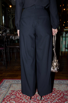 Petite-and-so-what-pantalon-droit-noir-chic-elegant-bouton-dore-femme-petite-avril