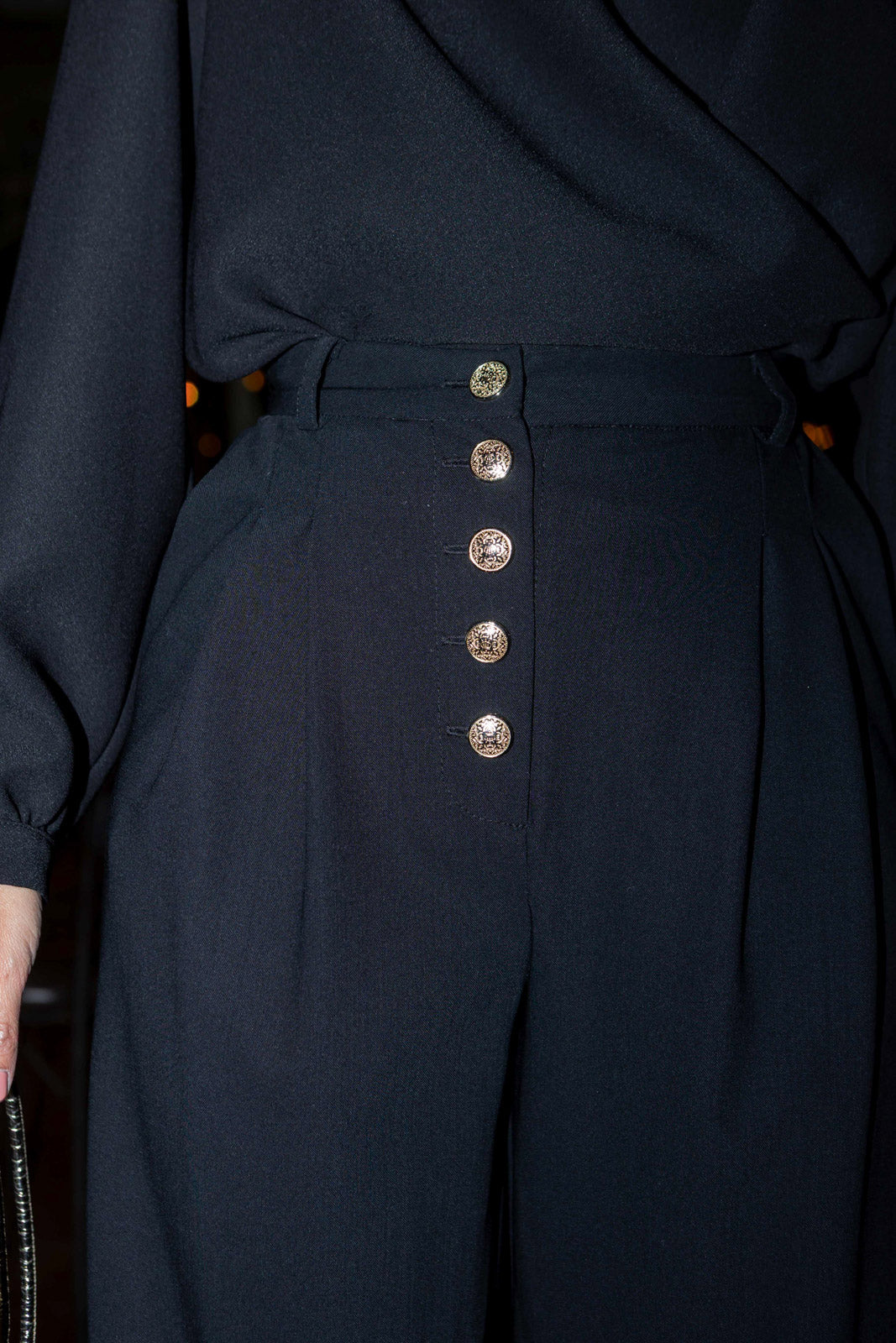 Petite-and-so-what-pantalon-droit-noir-chic-elegant-bouton-dore-femme-petite-avril