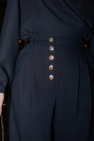 Petite-and-so-what-pantalon-droit-noir-chic-elegant-bouton-dore-femme-petite-avril