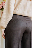 Petite-and-so-what-pantalon-large-fluide-femme-petite-marron-chocolat-carreaux-lucy