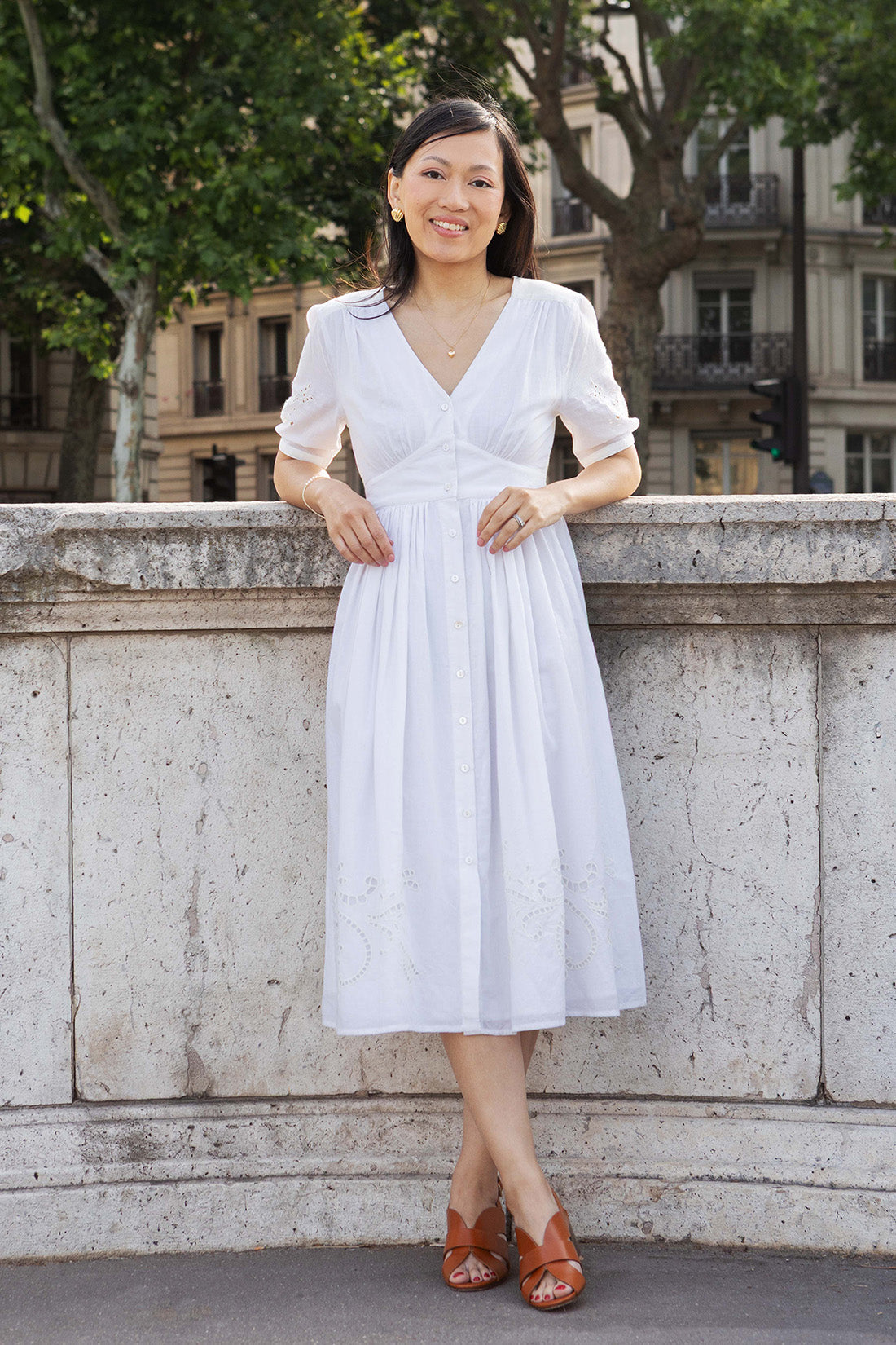 Petite-and-so-what-robe-blanche-brodee-ajouree-femme-petite