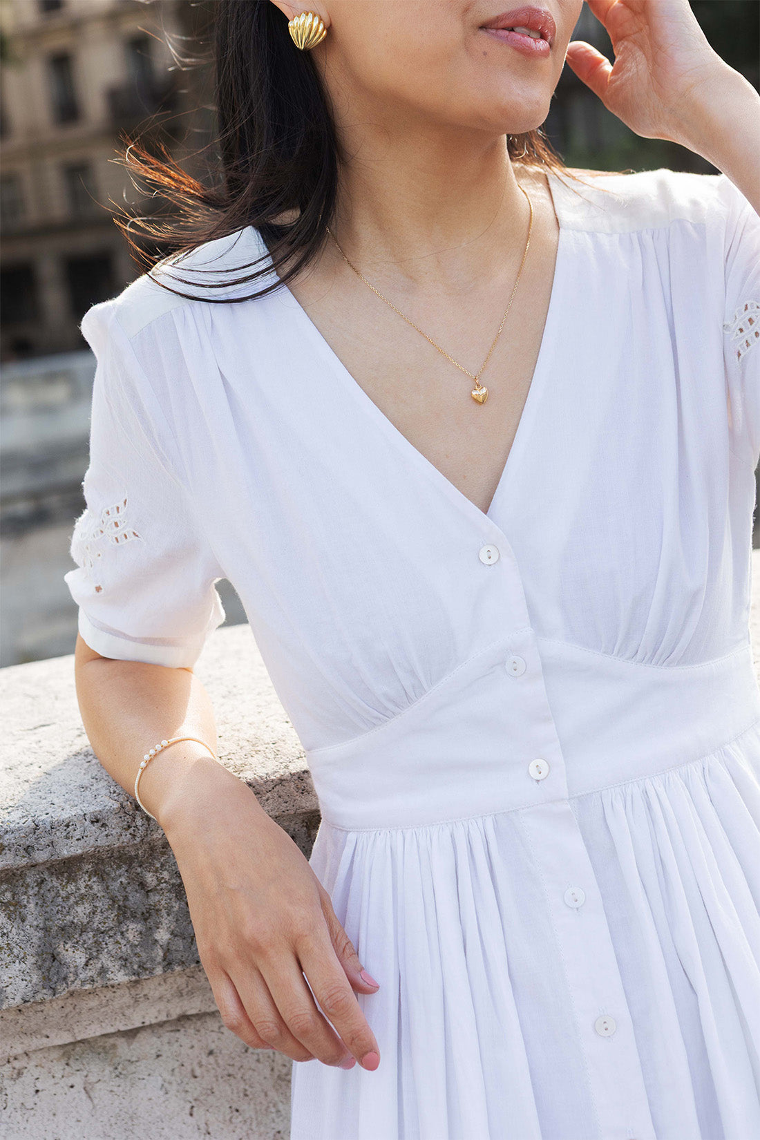 Petite-and-so-what-robe-blanche-brodee-ajouree-femme-petite