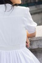 Petite-and-so-what-robe-blanche-brodee-ajouree-femme-petite