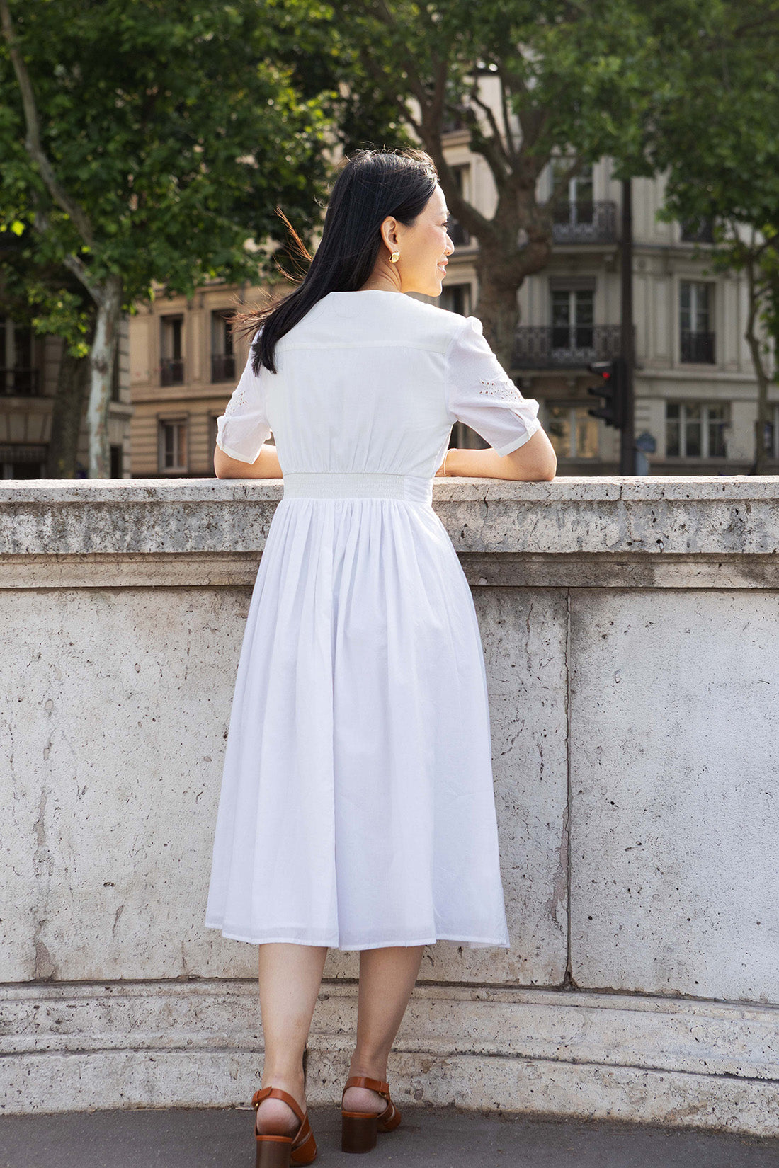 Petite-and-so-what-robe-blanche-brodee-ajouree-femme-petite
