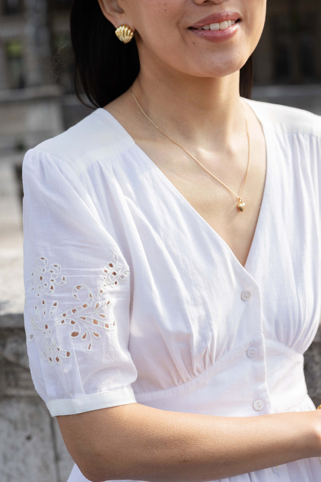 Petite-and-so-what-robe-blanche-brodee-ajouree-femme-petite