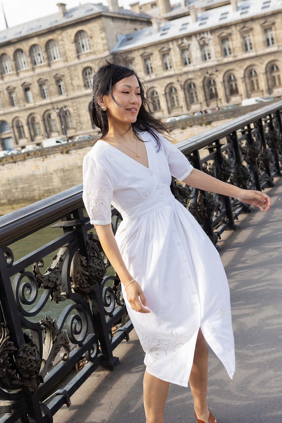 Petite-and-so-what-robe-blanche-brodee-ajouree-femme-petite