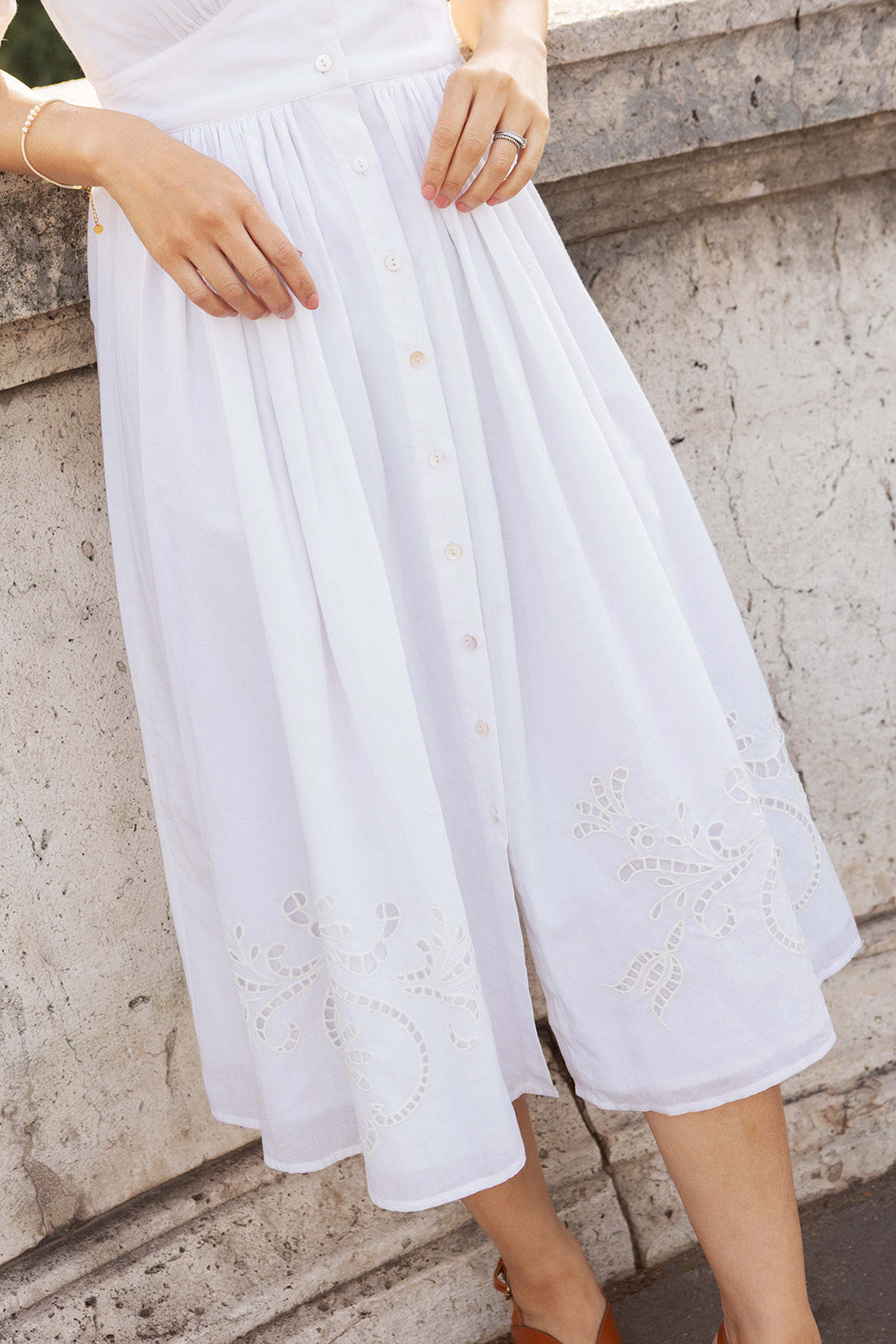 Petite-and-so-what-robe-blanche-brodee-ajouree-femme-petite
