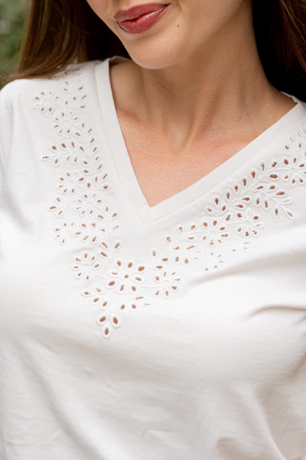 Petite-and-so-what-tee-shirt-broderie-blanc-ecru-femme-petite-col-v-elinor