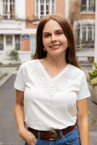 Petite-and-so-what-tee-shirt-broderie-blanc-ecru-femme-petite-col-v-elinor