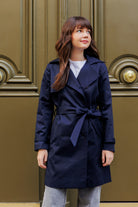 Petite-and-so-what-trench-coat-court-marine-femme-petite-geri
